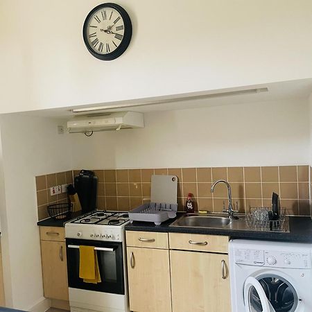 Bustling Western Apartment London Bagian luar foto