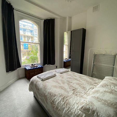 Bustling Western Apartment London Bagian luar foto