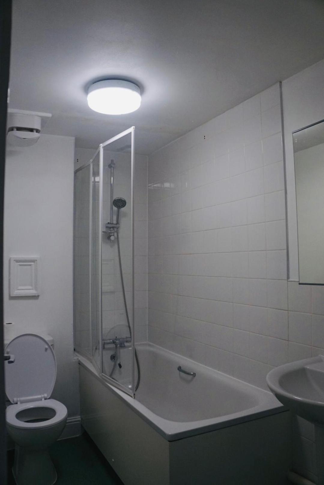 Bustling Western Apartment London Bagian luar foto