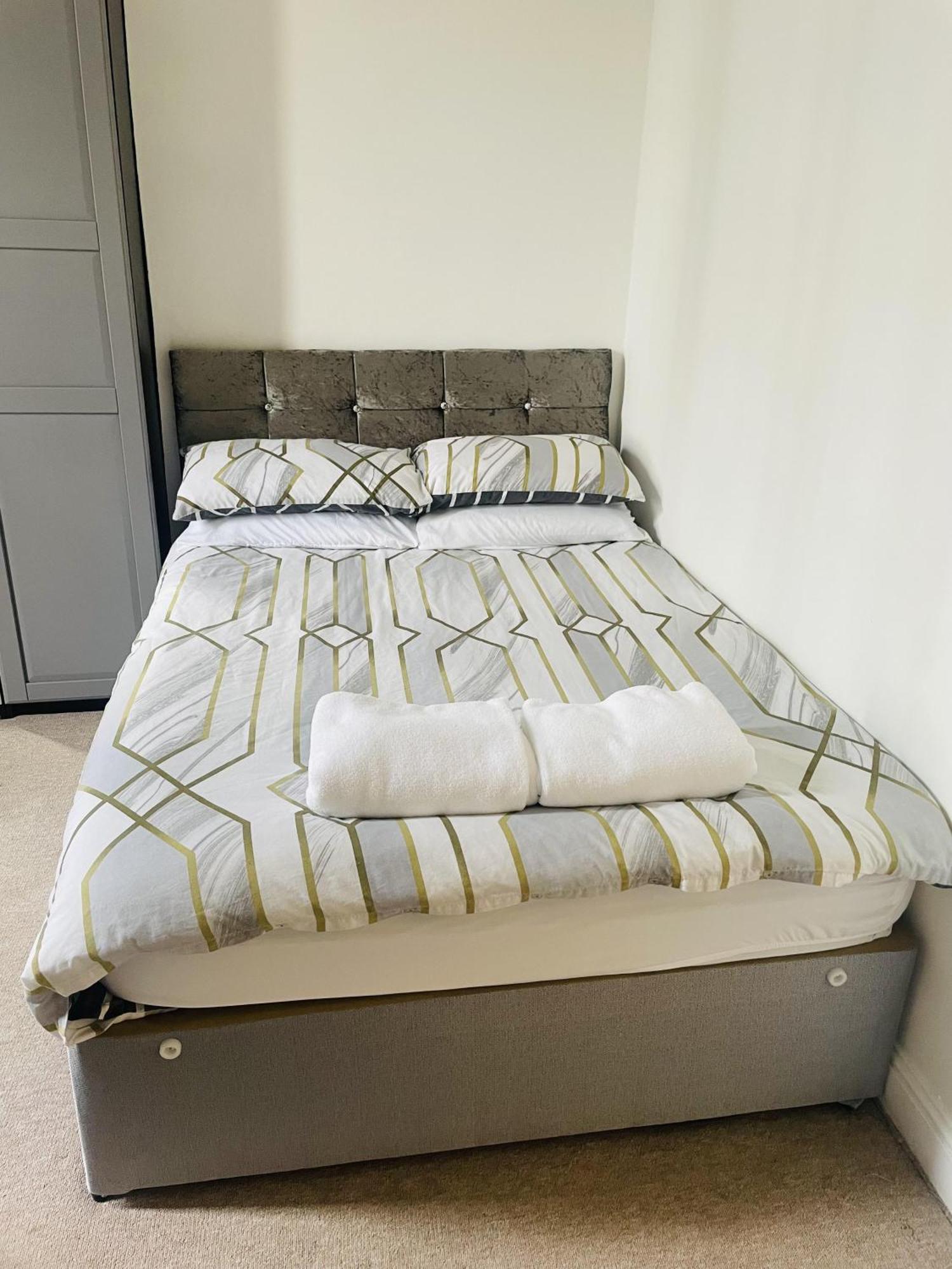 Bustling Western Apartment London Bagian luar foto