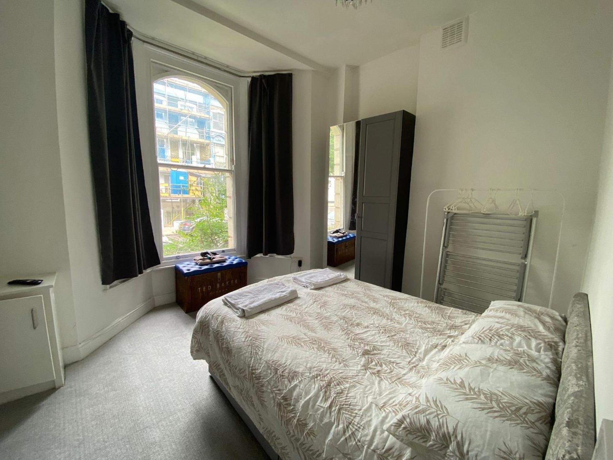 Bustling Western Apartment London Bagian luar foto