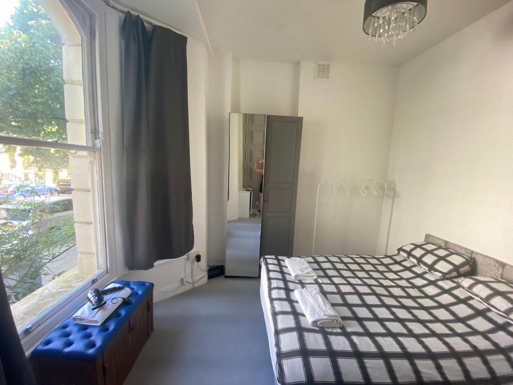 Bustling Western Apartment London Bagian luar foto
