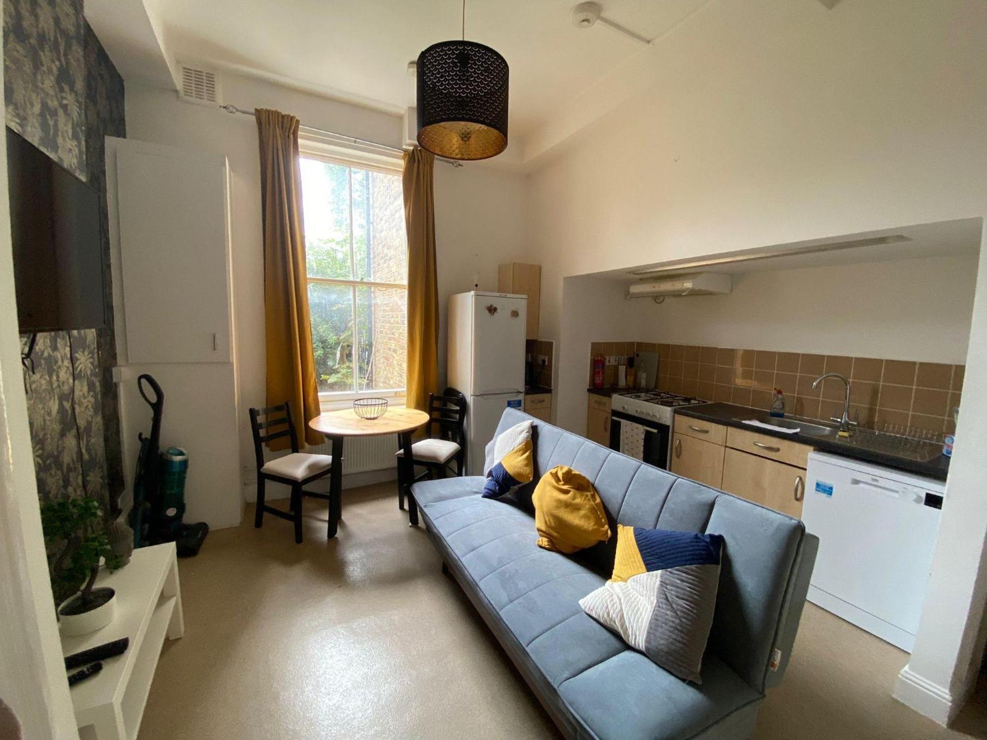Bustling Western Apartment London Bagian luar foto