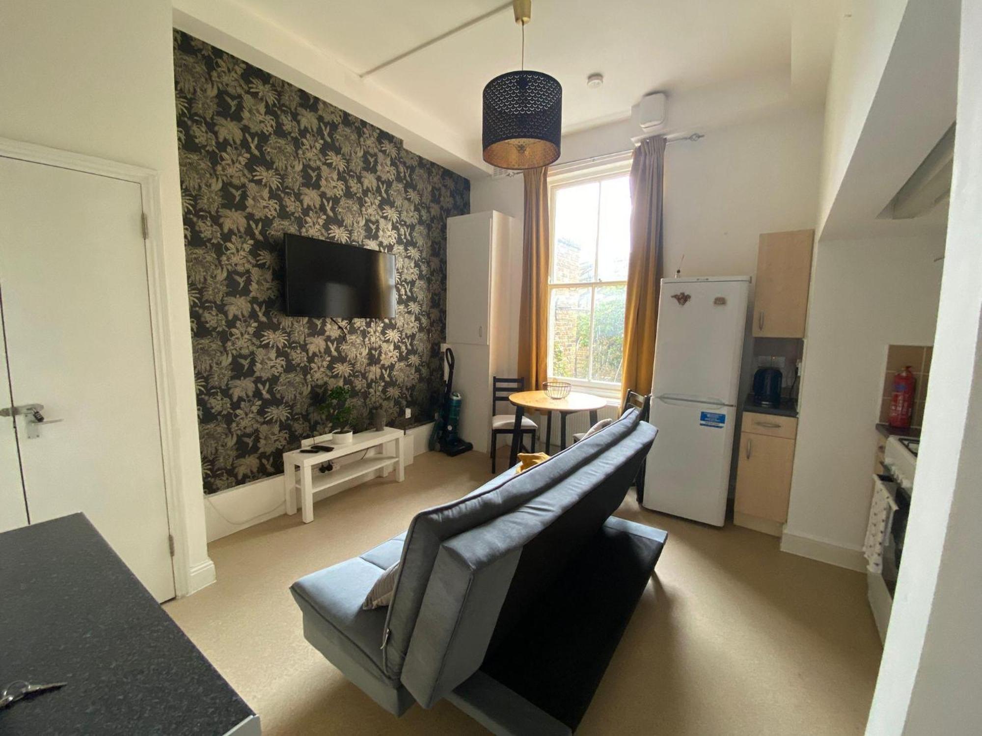 Bustling Western Apartment London Bagian luar foto