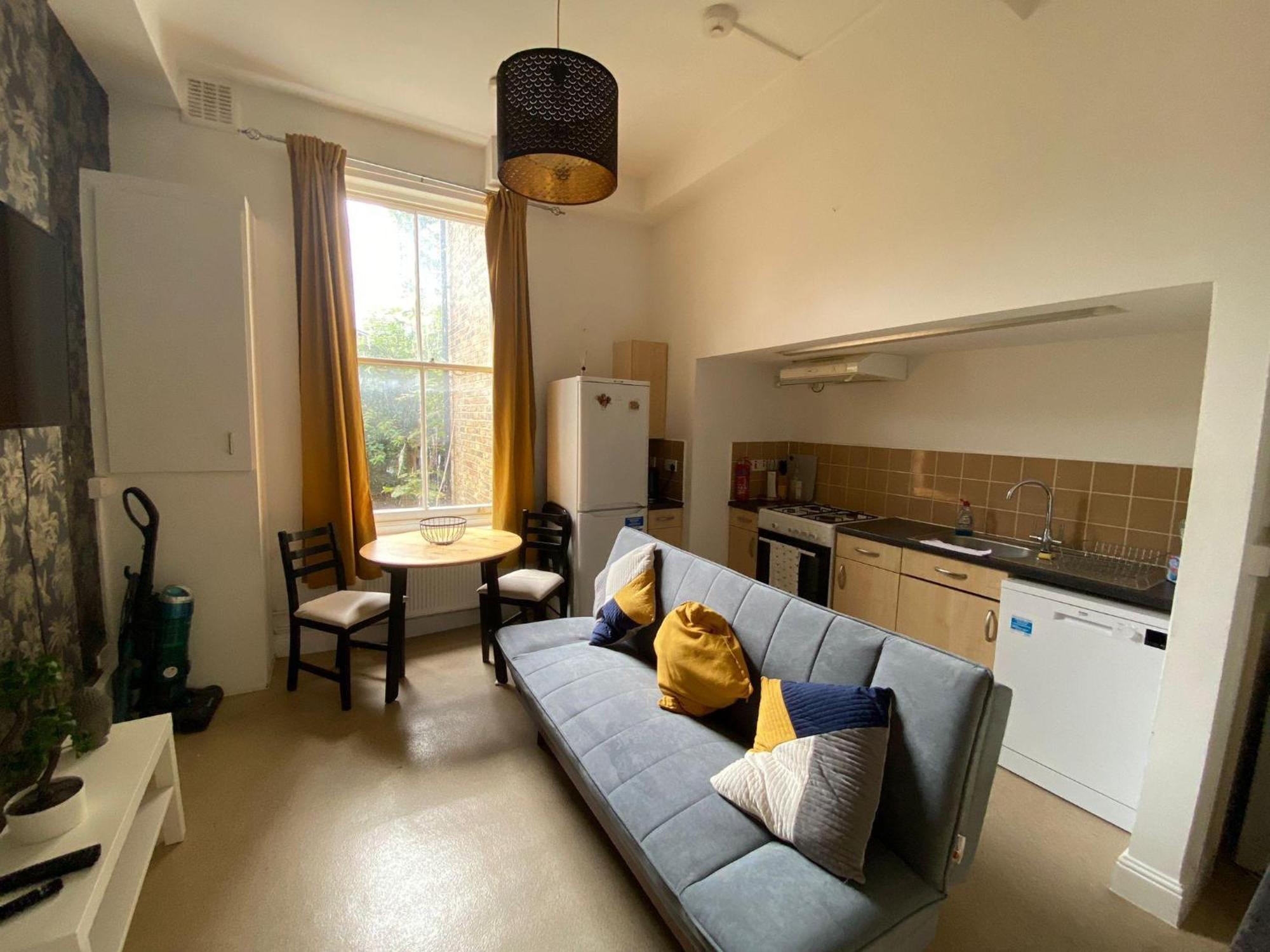 Bustling Western Apartment London Bagian luar foto
